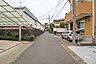 外観：物件の北西側前面道路（西側から）［2026年8月3日撮影］