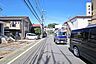 外観：物件の東側前面道路（南側から）［2026年10月1日撮影］