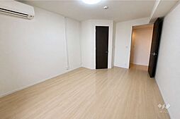 西側洋室7.6帖子供部屋としてはもちろん、テレワーク等のお部屋にも最適な広さとなっております。収納も十分なクロゼットがございます。