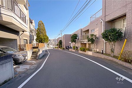 敷地北側の前面道路(西側から)
