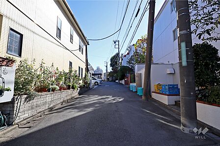 敷地東側の前面道路(北側から)