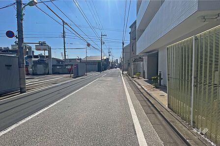 敷地東側の前面道路(北側から)