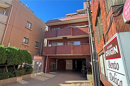 アンバサダー三軒茶屋の外観(北東側から)