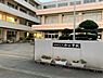 周辺：二和小学校　徒歩約5分　395ｍ　教育目標「「夢に向かってがんばる」・かしこい子（知）・心ゆたかな子（徳）・たくましい子（体）」を掲げています。