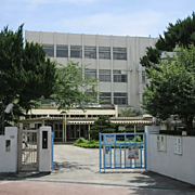 錦小学校　徒歩約７分
