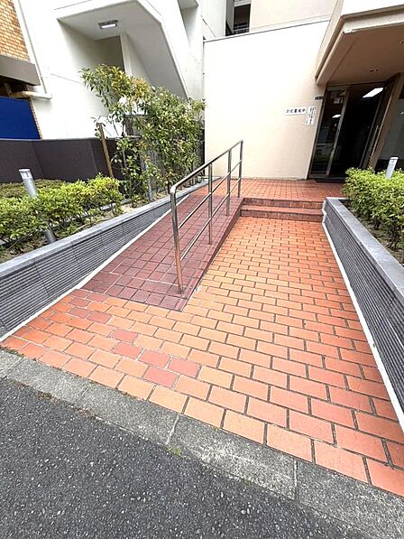 入口 スロープ・手摺も有りご高齢の方、ベビーカーにも安心です。