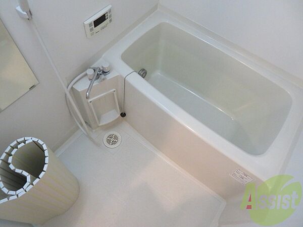 画像4:浴室は追い焚き機能付きで一日の疲れを癒せそうですよ。