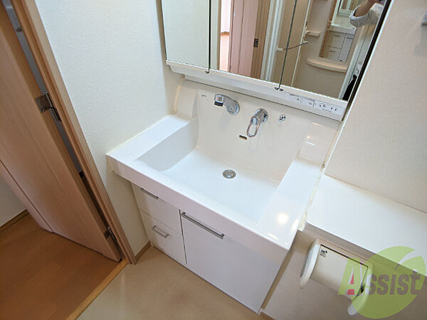 画像15:2口のコンセントに加え鏡を開けば収納も、きれいな洗面台です。
