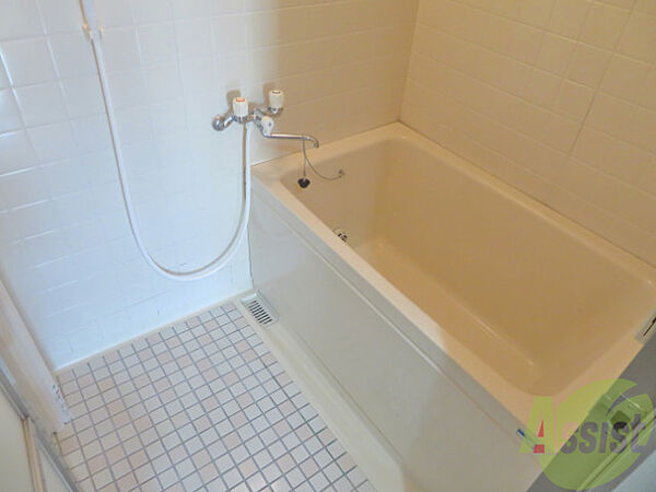 画像4:浴室はこちらのタイル貼りが可愛いお風呂になりますね