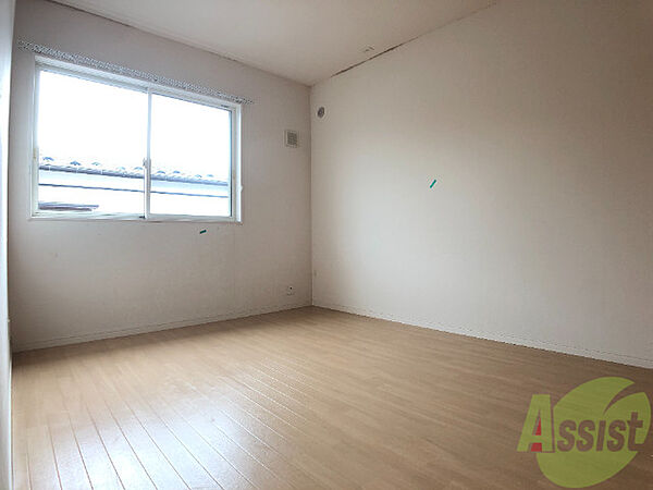 画像24:こちらは別の洋室です。シンプルで落ち着きのあるお部屋です。