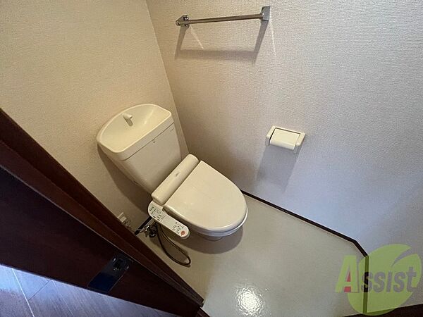 画像11:トイレは温水洗浄便座付きなのでとても快適です