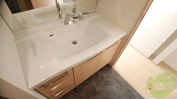 画像15:シャワーノズル付きの洗面台は、きれいで広くて使い易い。
