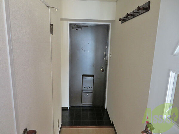 画像12:玄関です。玄関にはコートかけもついています。