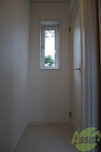 玄関：小窓があるので明るい印象ですね。嬉しいです