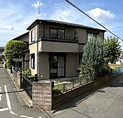 真南からの外観　街並みに溶け込む落ち着いた外装トーンです