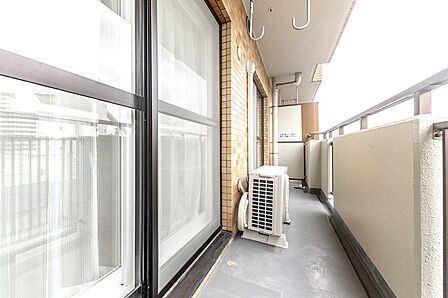 お洗濯物を干すのに便利な金物が設置されたバルコニー。十分な奥行きがあり、日々のお洗濯もスムーズに行えます。