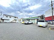 ファミリーマート寝屋川打上元町店 450m