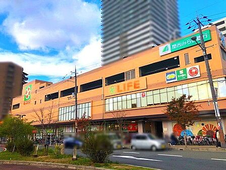 ライフ 香里園店 210m
