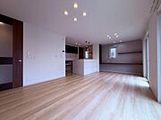 使い勝手の良さと居心地の良さを兼ね備えた快適なLDKです。家事動線にも配慮された設計で、日々の暮らしがスムーズに。家族が自然と集まり、くつろぎながら心地よく過ごせる住空間が広がります。
