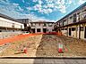 外観：【建築中】学区内の小学校まで徒歩2分と近く、お子さまの通学も安心。周辺には公園や生活施設も揃い、日々の暮らしを支える環境が整っています。子育て世帯にうれしい、安心で快適な住環境が魅力です。