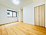 室内：【施工例】ゆとりある空間で、落ち着いて過ごせる快適な洋室。ベッドや家具も配置しやすい広さを備え、心地よいプライベート空間を実現。家族それぞれが思い思いの時間を過ごせる居室です。