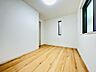 室内：【施工例】家族それぞれの時間を心地よく過ごせる、ゆとりの洋室。ベッドやデスクなどの家具も配置しやすく、落ち着いたプライベート空間を確保。ゆったりと寛げる、快適な居室です。