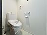 トイレ：【施工例】清潔感のある、快適で使いやすいトイレ空間。毎日使う場所だからこそ、落ち着いて過ごせる心地よさに配慮。ゆとりある空間で、忙しい朝も快適に身支度を整えられます。