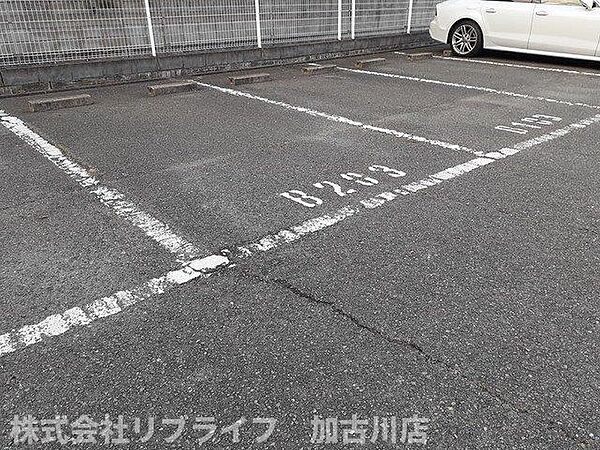 画像13:駐車場