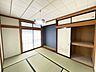 和室：1階LDK横の和室（6畳）。生活スタイルに合わせて使用できる1階の部屋はなにかと便利！収納スペース付きなので、階段の昇り降りが辛くなってくる老後のためにも寝室として使用できるお部屋があると助かります♪
