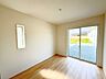 室内：1階5.7帖洋室、別角度。2階を寝室とした際、離れている1階だからこそ、音が出やすいクラフト・音楽鑑賞・ゲームなどの趣味部屋として使いやすいメリットがあります♪
