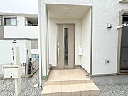 玄関ポーチは屋根付きで、雨天時にゆとりをもって傘をさしたり、たたんだりができます。また、ドアの開閉時に雨風が室内に吹き込みにくいのもうれしいポイントです。