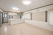 リビング床暖房付♪リビングと繋がる小上がり和室♪リビング・和室は電動シャッター付
