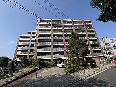 外観:陽光たっぷり降りそそぐ建物は心地よさを備えた理想のお住まいです。隣地と距離を置き、優美に佇む外観。暮らす家族と来訪者の目を楽しませる演出。ここに住みたくなる佇まいをぜひご確認下さい。 外観:陽光たっぷり降りそそぐ建物は心地よさを備えた理想のお住まいです。隣地と距離を置き、優美に佇む外観。暮らす家族と来訪者の目を楽しませる演出。ここに住みたくなる佇まいをぜひご確認下さい。