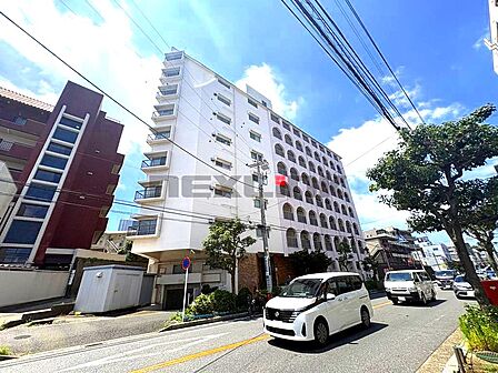 爽やかな青空の下に贅沢なほどに降り注ぐ陽光、豊かな居住性と、クオリティが見事に調和した住空間は、住まうことの喜びを感じさせてくれます。