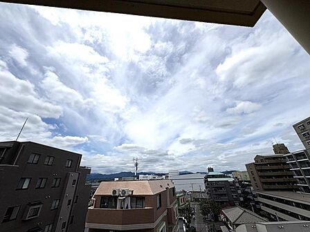 現地からの眺望。駅近でも広々とした空を感じることができますよ♪