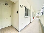 玄関前の共用部分もすっきり整っており、毎日の出入りも気持ちよく行えます♪