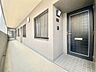 玄関：玄関前の共用廊下。屋根付きのため、雨の日でも出入りしやすい造りです♪