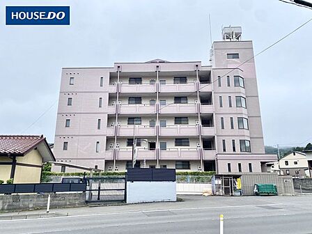 淡いタイル貼りの落ち着いた外観。堂々とした佇まいのRCマンションです♪
