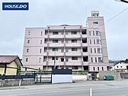 淡いタイル貼りの落ち着いた外観。堂々とした佇まいのRCマンションです♪