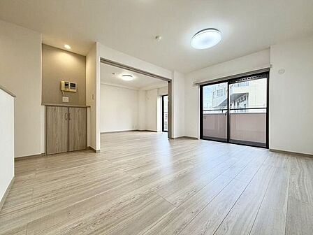 ダイニングからワークスペースを見渡せる、おしゃれな「見せるキッチン」!ダイニングとの空間のつながりが、お部屋全体にゆとりを生み出します♪