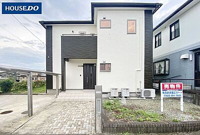 外観：白を基調にダークカラーをアクセントとして取り入れた、スタイリッシュな外観。カーポート付きのため、大切なお車を雨や雪、強い日差しから守れます♪
