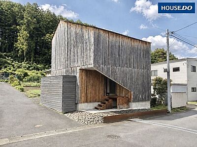 外観:建築家の感性が光る印象的なファサード。木張りの外壁、深く設けられた玄関、石を配した足元まで、素材の組み合わせと美しい造形へのこだわりが伝わります♪ 外観:建築家の感性が光る印象的なファサード。木張りの外壁、深く設けられた玄関、石を配した足元まで、素材の組み合わせと美しい造形へのこだわりが伝わります♪