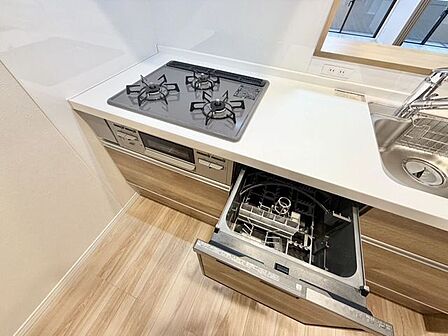 ご家族分の食器もまとめて洗える、食器洗い乾燥機付き!面倒な後片付けもラクラクこなせて、毎日の家事負担を減らしてくれますよ♪