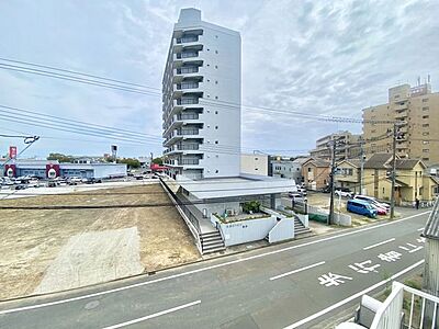 外観：10階部分からの眺望です。周囲に視界を遮る高い建物が少なく、開放感のある景色をお楽しみいただけます。