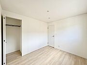 （類似の仕様：1号棟）バルコニーと繋がっている寝室です♪