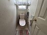 トイレ：窓付きのトイレで換気がしやすいです♪