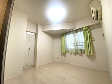 窓から自然光が優しく差し込む洋室です。外からの視線に配慮されたお部屋はお子様の勉強部屋やリモートワークの書斎としても最適です使い勝手の良い間取りで家具の配置もしやすいのが魅力です