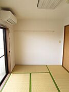 レールが設置されており上着等を掛けるのに便利