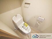 ウォシュレット機能付きのトイレは壁掛けリモコンの上位グレードを採用。便座がスッキリした印象となり、限られた空間を広く見せる効果があります。