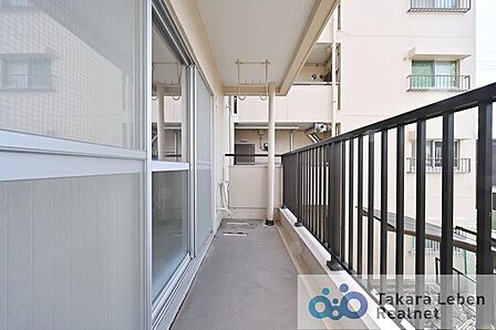 バルコニーには物干し金物を装備。リビング・ダイニングに面している為、空間の広がりを感じさせてくれるスペースとなっております。